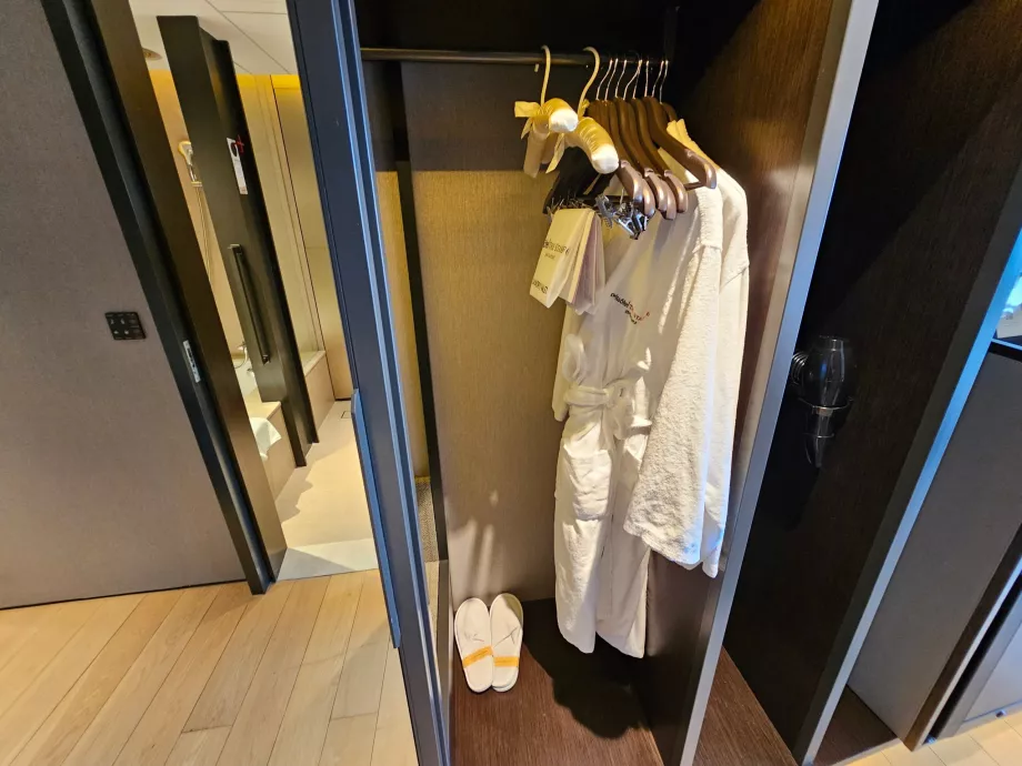 Jubah mandi, sandal, dan pengering rambut