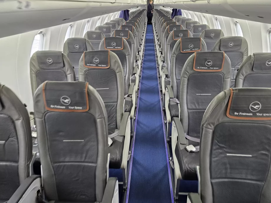 Kabin kelas bisnis, kabin kelas ekonomi di latar belakang