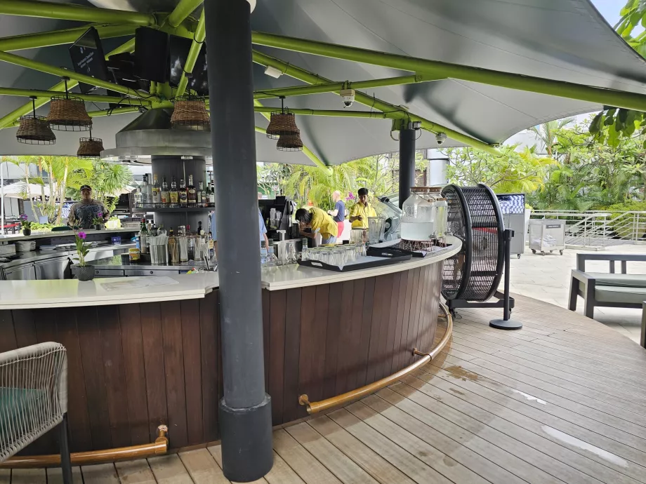 Bar di tepi kolam renang