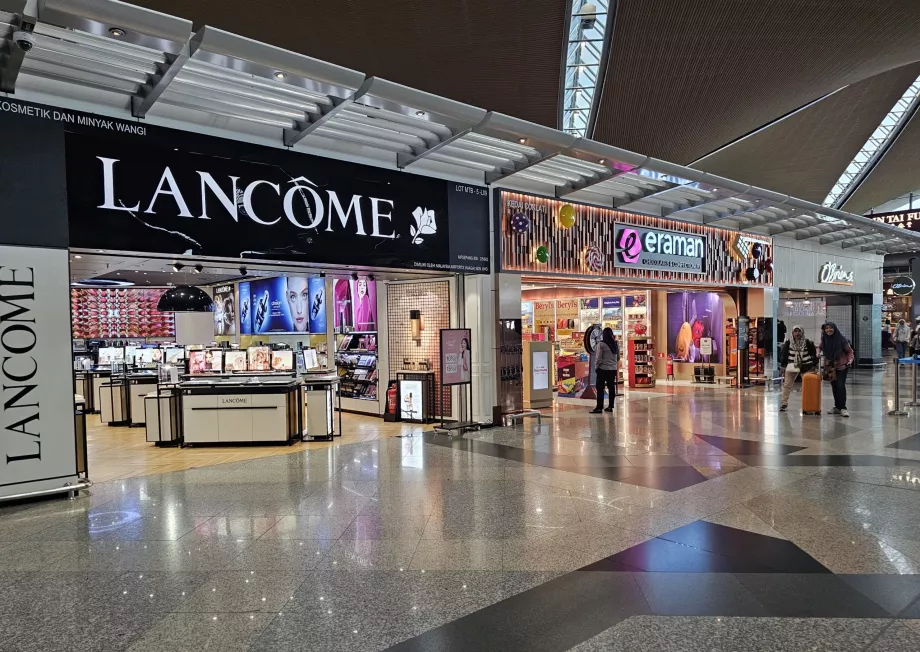 Toko-toko di area umum Terminal 1