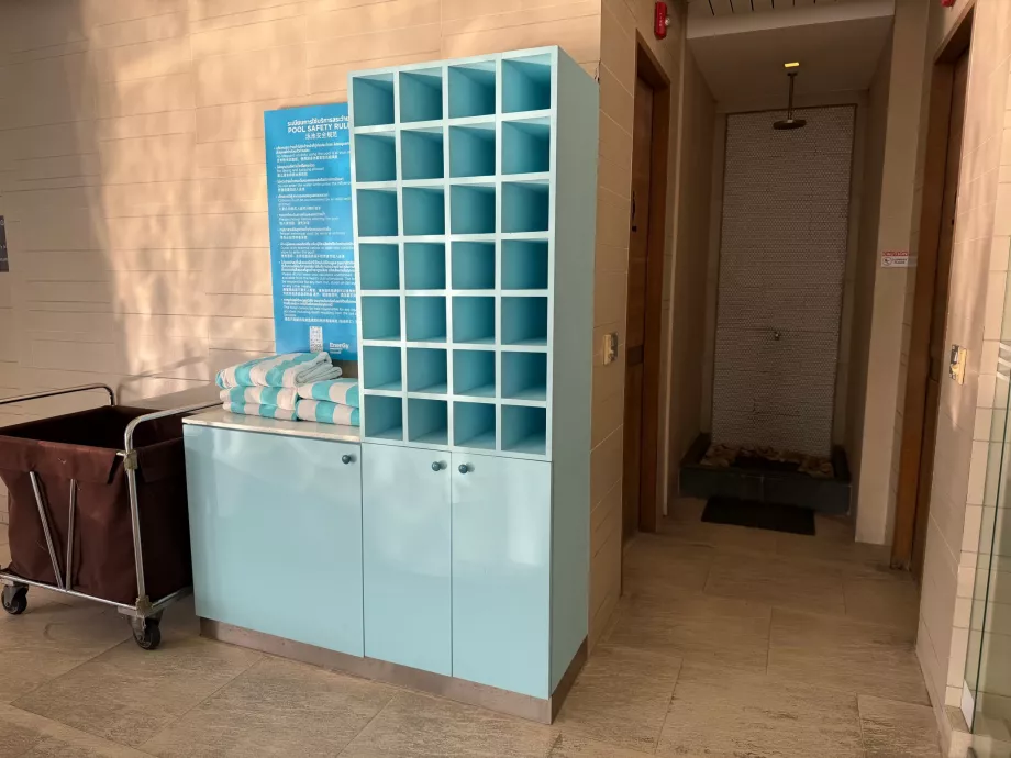 Handuk di tepi kolam renang