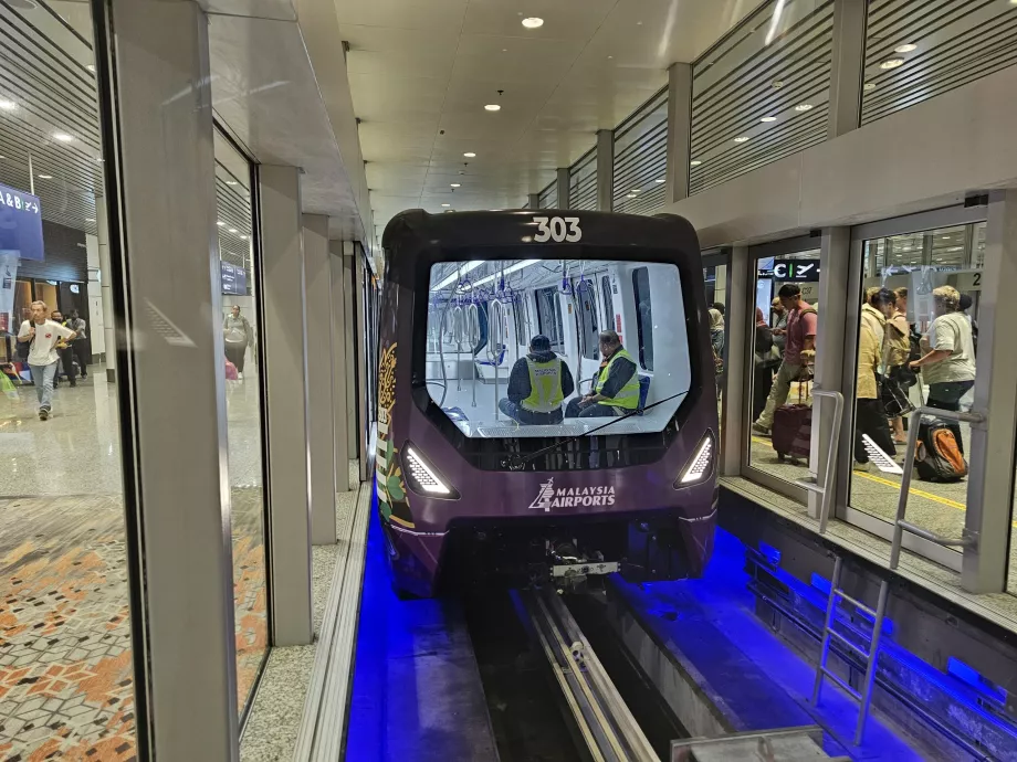 Kereta otomatis ke gerbang C1-C37