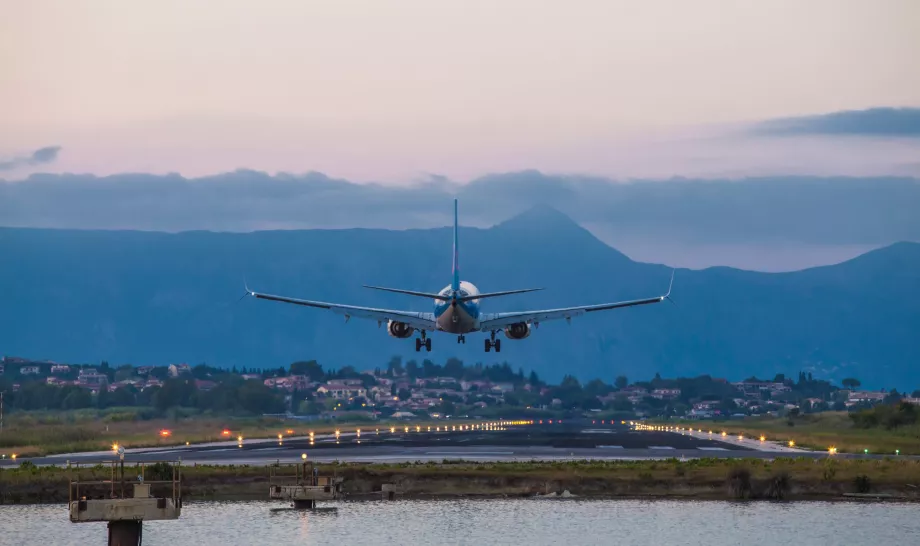Mendarat di Bandara Corfu