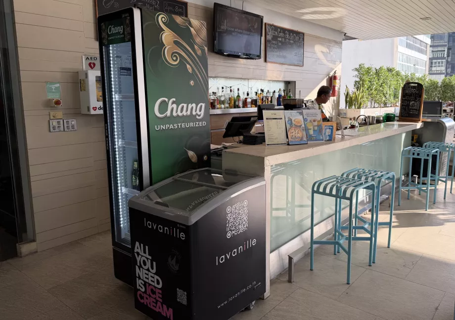 Bar di tepi kolam renang