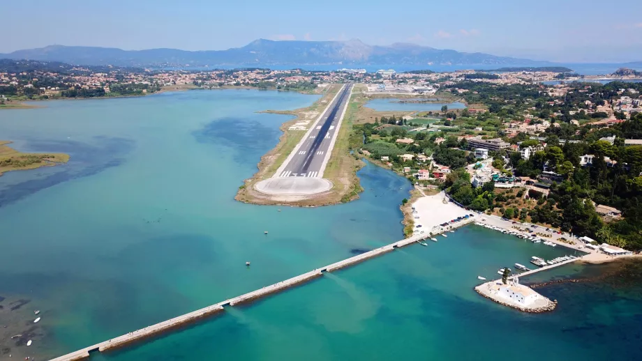 Landasan pacu Bandara Corfu