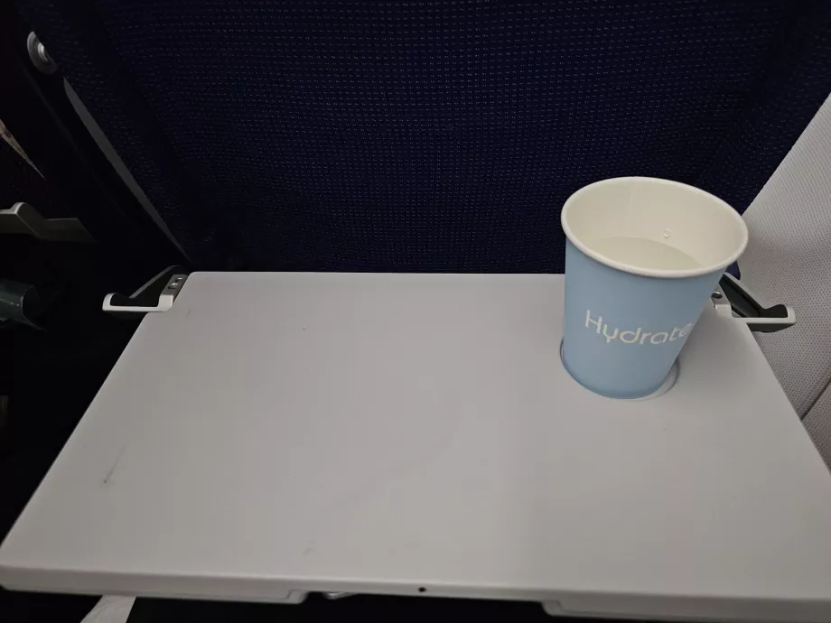 Air minum gratis selama penerbangan