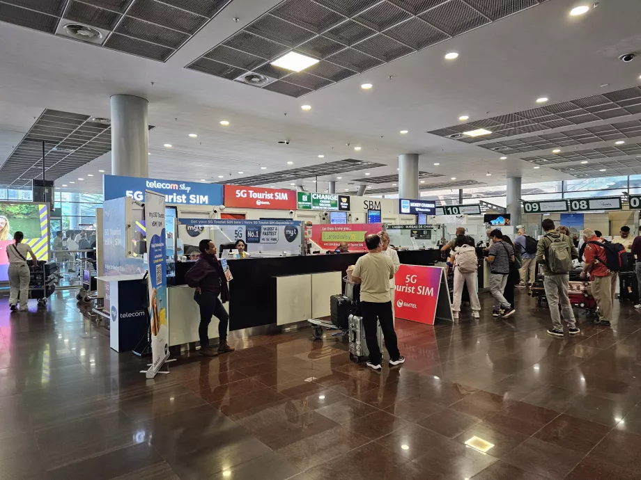 Toko-toko kartu SIM dan kantor penukaran