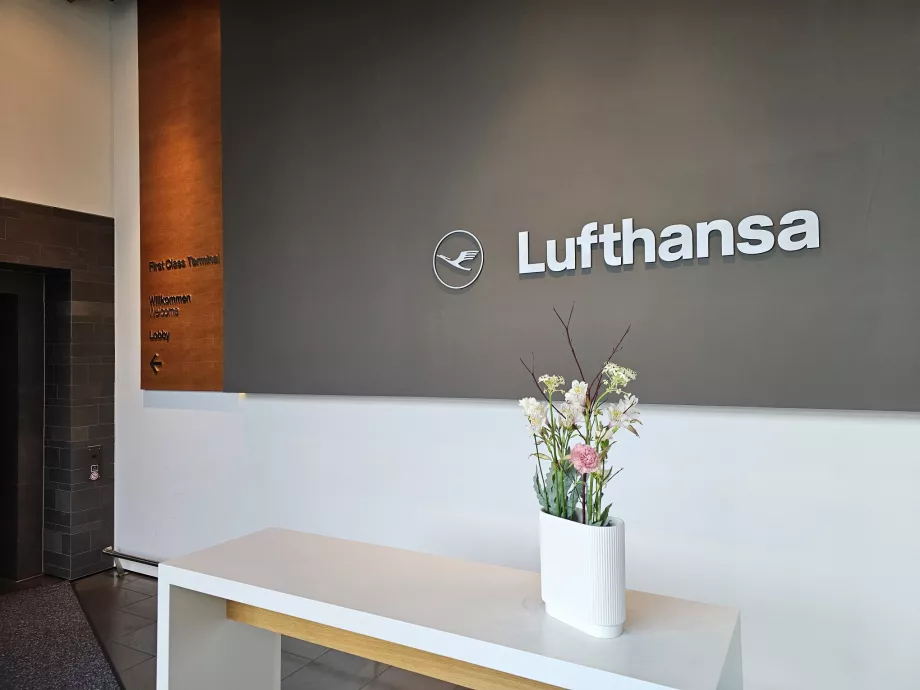 Lobi Pintu Masuk Terminal Kelas Satu