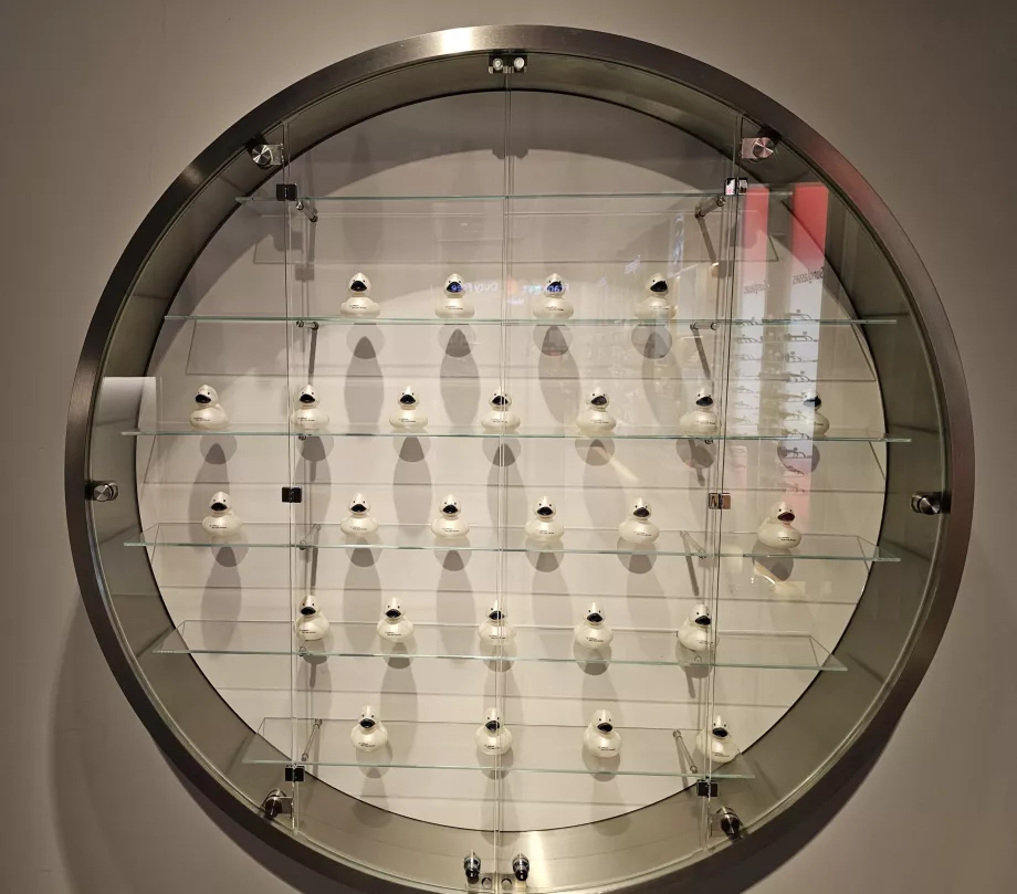 Etalase dengan bebek koleksi