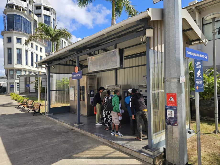 Mesin tiket di halte trem