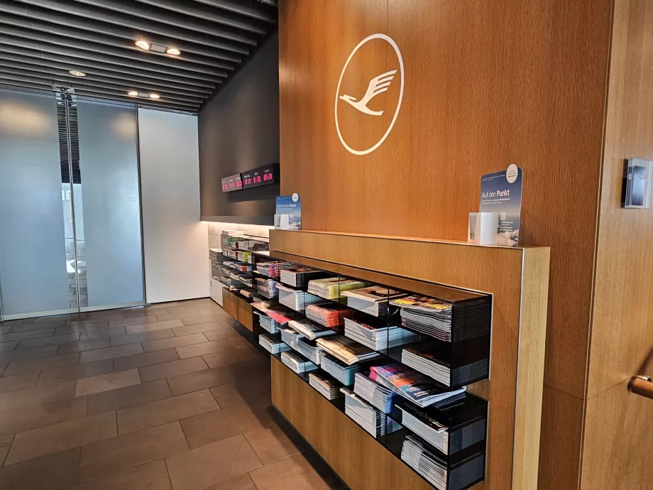 Logo Lufthansa di pintu masuk lounge