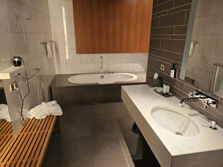 Kamar mandi dengan bathtub