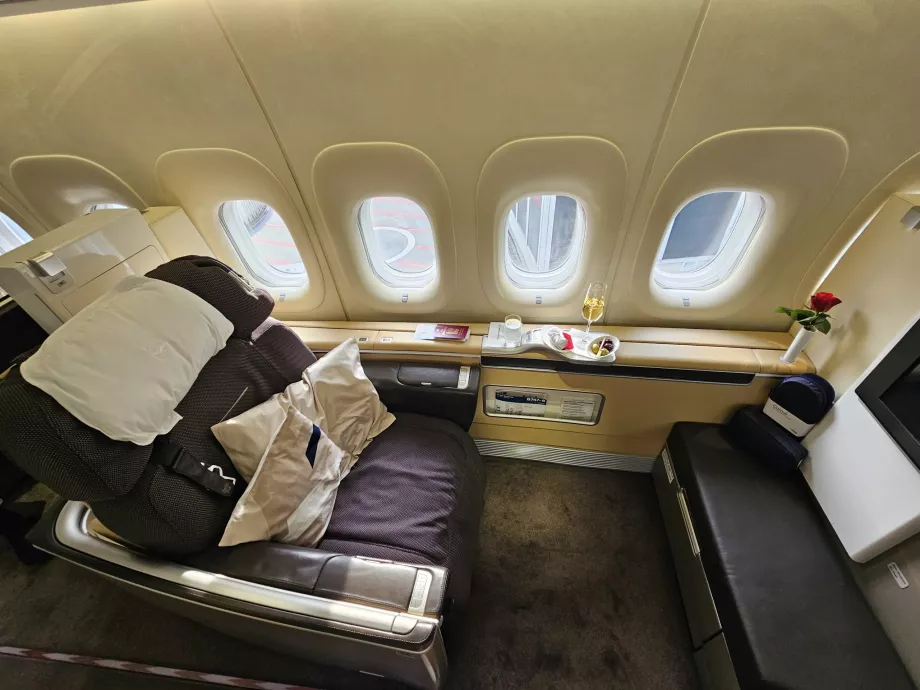 Kursi kelas satu dengan 2 bantal