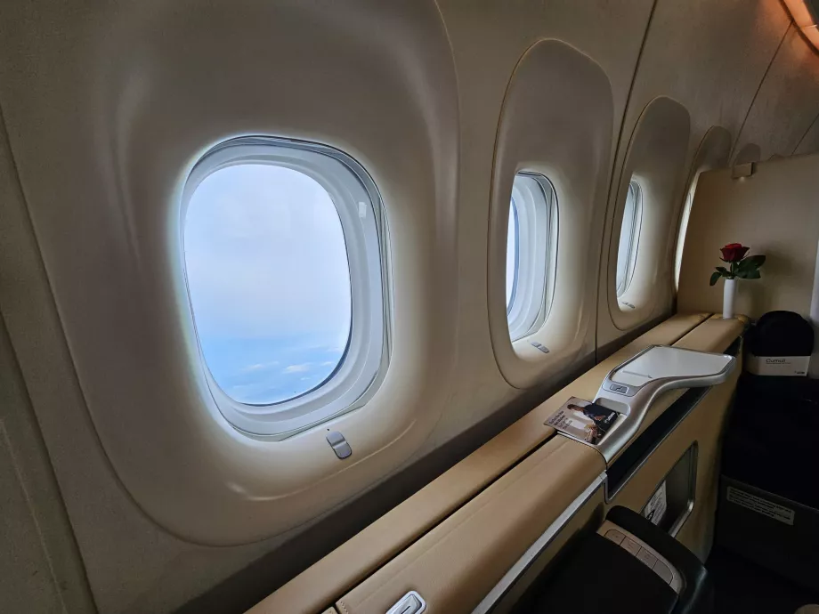 Jendela dan kompartemen penyimpanan