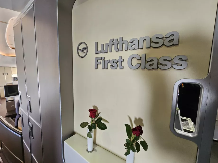 Tanda "Lufthansa First Class"