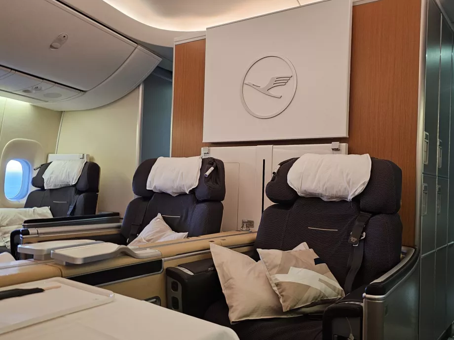 Dua kursi di tengah baris ke-3