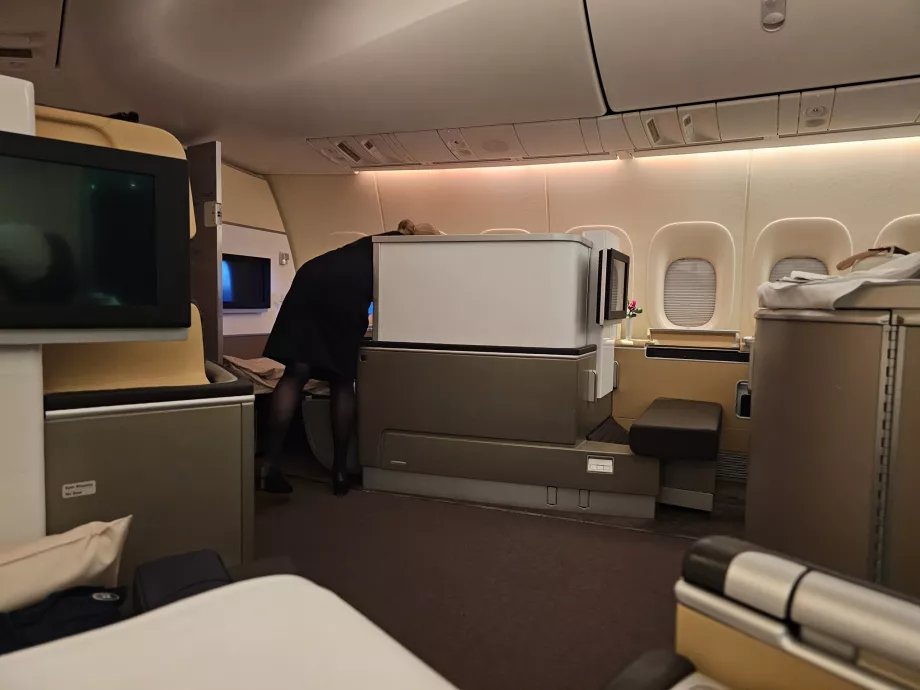 Kabin kelas utama seperti yang terlihat dari kursi 2A