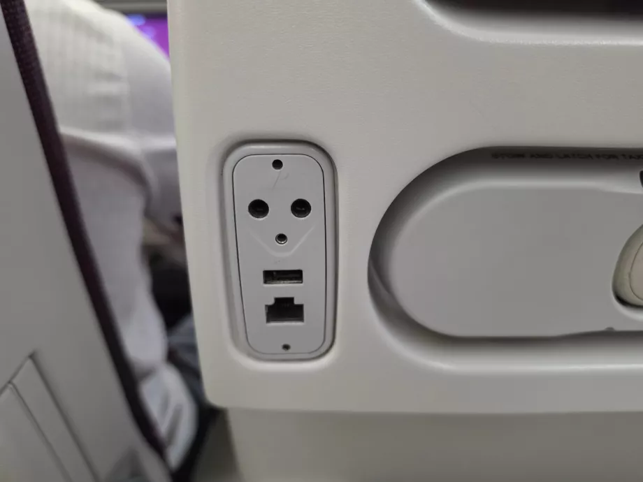 Port USB-A dan konektor kabel Ethernet