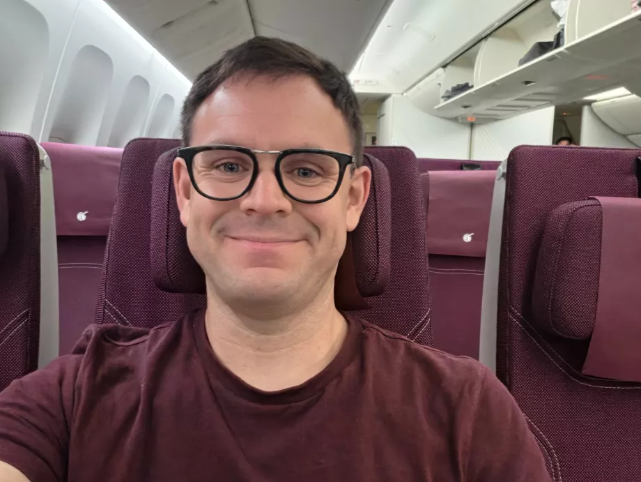 Saya di Qatar Airways (kaos saya warnanya serasi dengan skema warna kabin!)