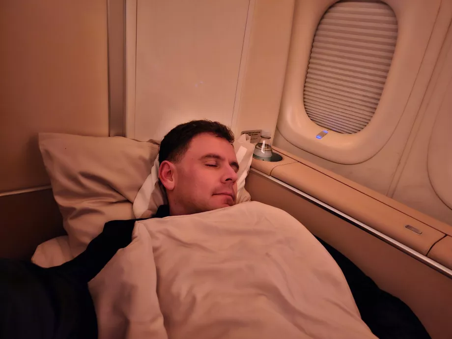 Tidur di Kelas Utama Lufthansa