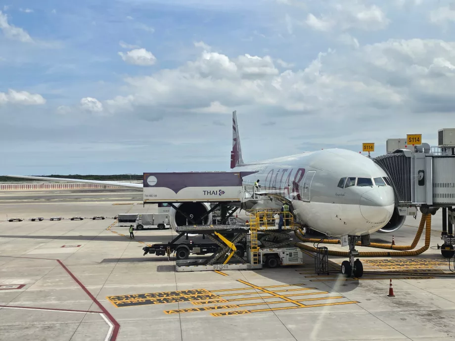 Pesawat Boeing 777-300 kami setelah mendarat di Bangkok
