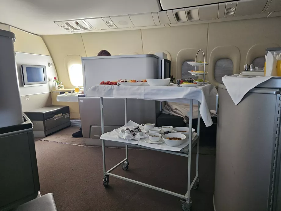 Meja sarapan dan layanan yang berlangsung tepat di sebelah tempat duduk saya