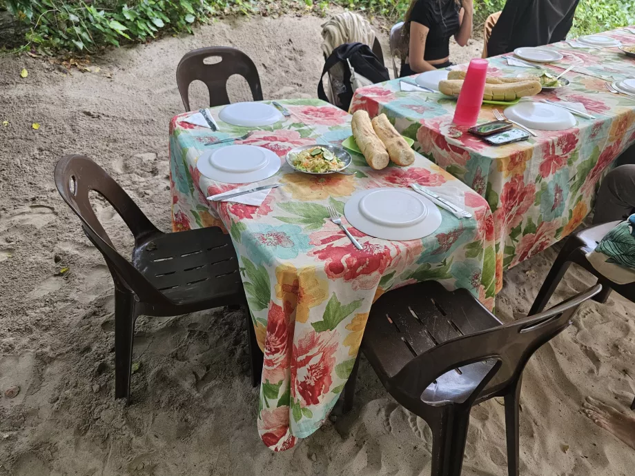 Makan siang selama pelayaran