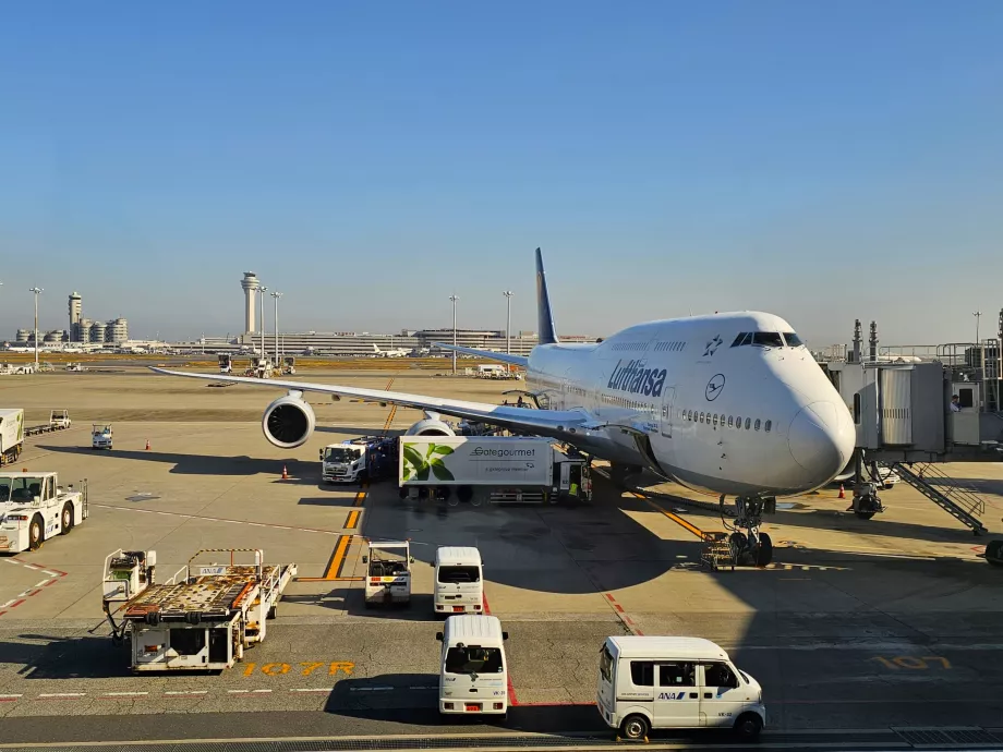 Boeing 747-8 di Bandara Haneda