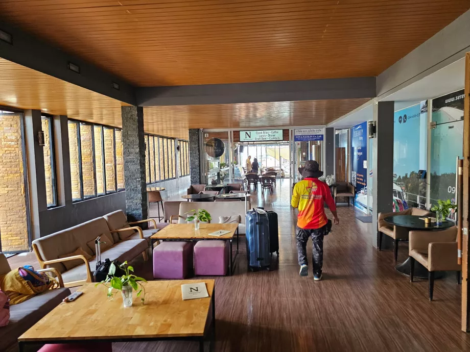 Ruang tunggu Petcherat Marina