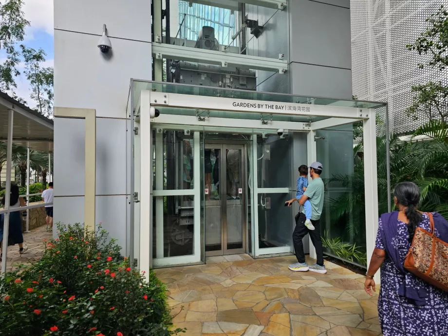 Pintu masuk lift menuju Gardens by the Bay