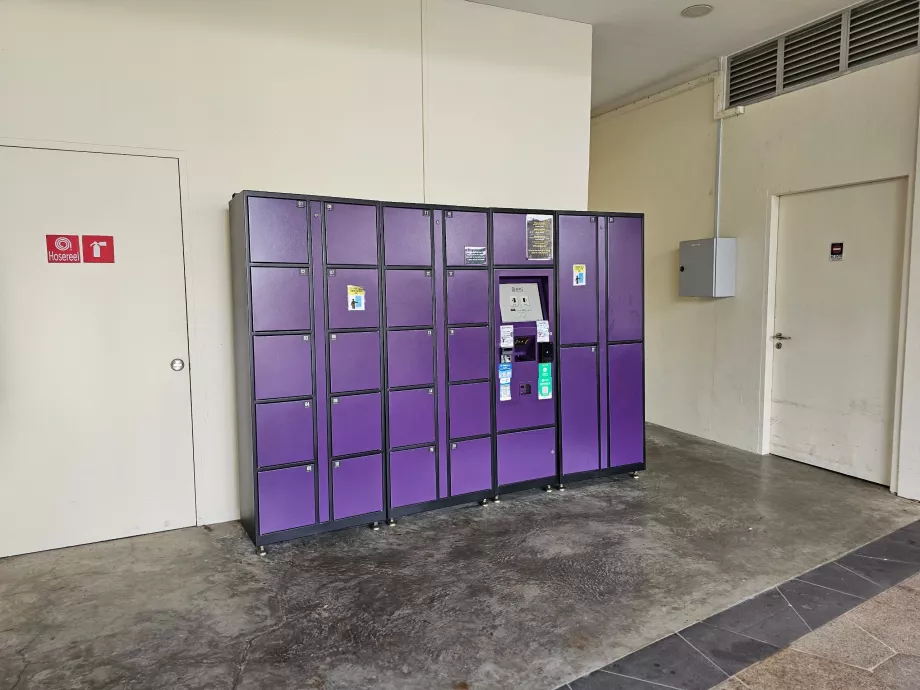 Penyimpanan bagasi di pintu masuk utama