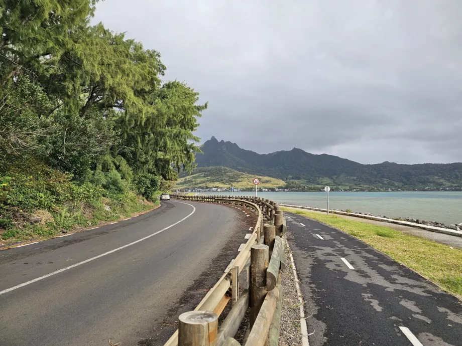 Jalan melingkar di sekitar pulau