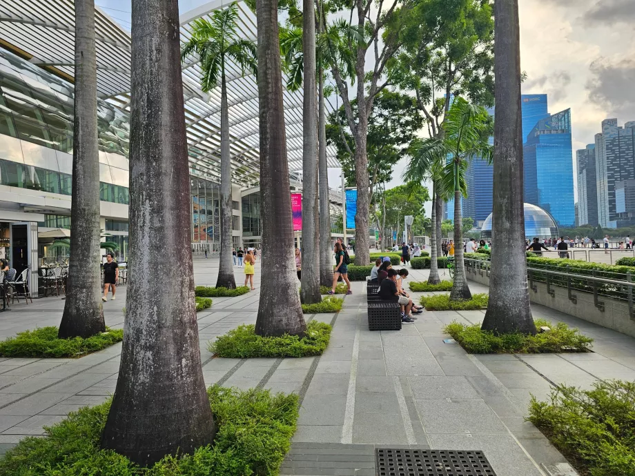 Kawasan pejalan kaki di depan MBS