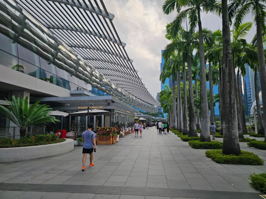 Kawasan pejalan kaki di depan MBS