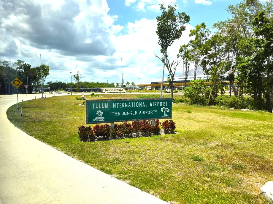 Pintu masuk Bandara Tulum