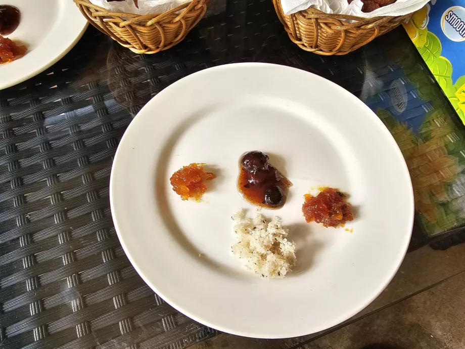 Mencicipi selai jeruk