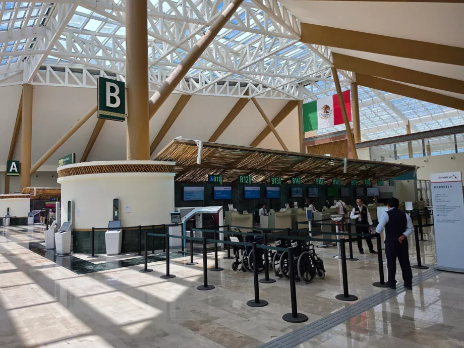 Lantai keberangkatan di mana meja check-in berada