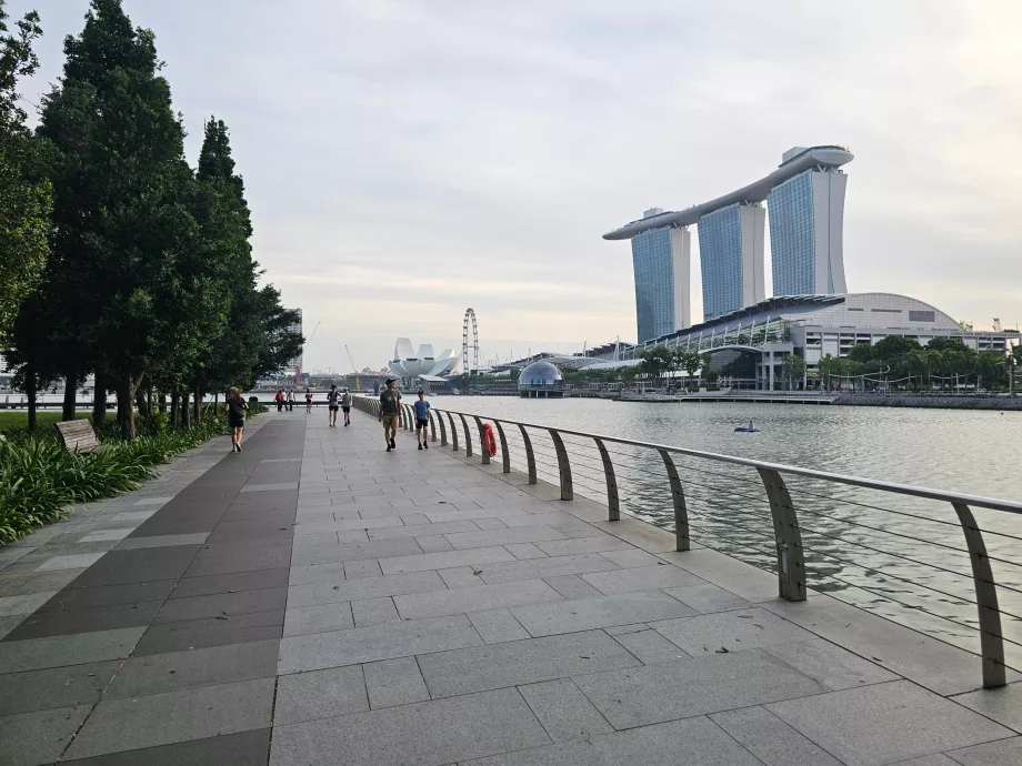 Berjalan-jalan di sepanjang Marina Bay
