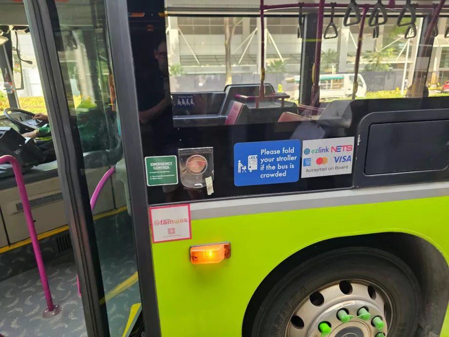 Pembayaran dengan kartu di dalam bus