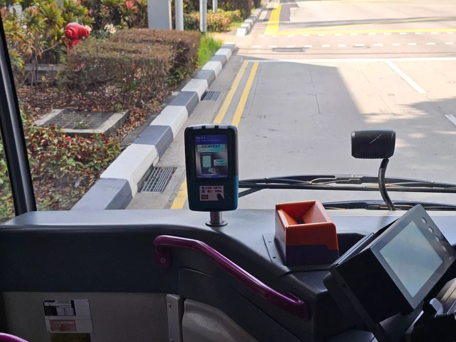 Pembayaran dengan kartu di dalam bus