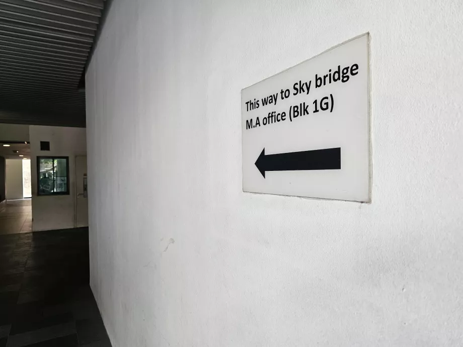Pintu masuk ke jembatan Duxton Sky