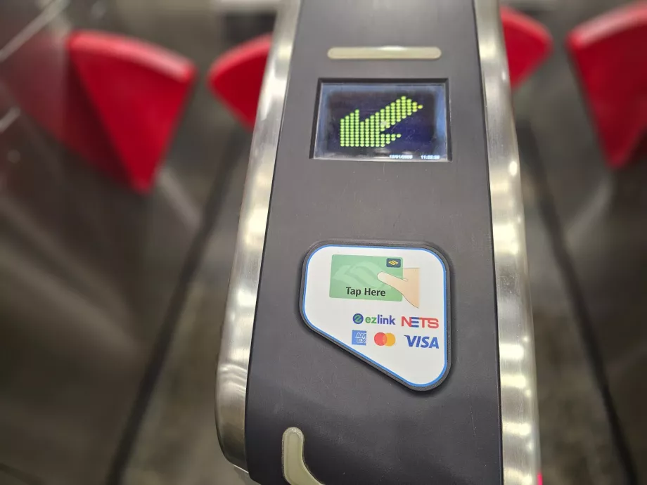 Membayar dengan kartu di metro