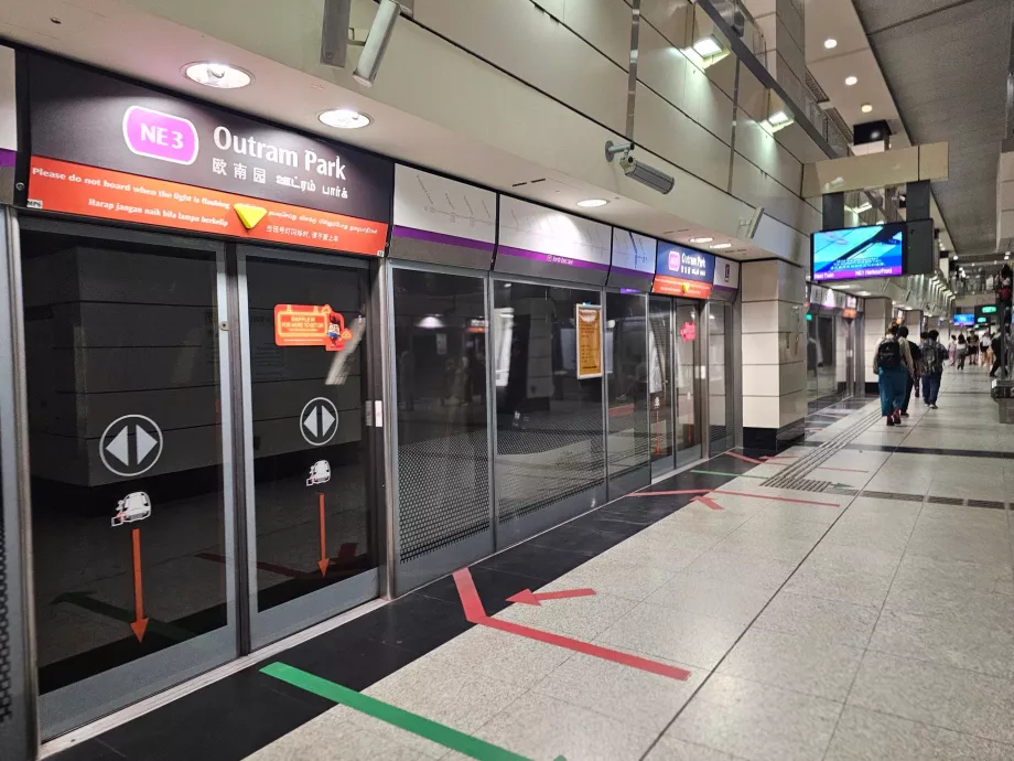 Peron di stasiun metro