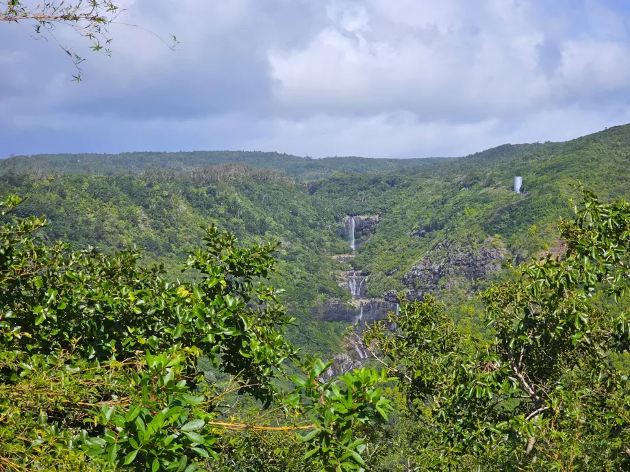 Air Terjun 7 Riam, pemandangan dari kejauhan
