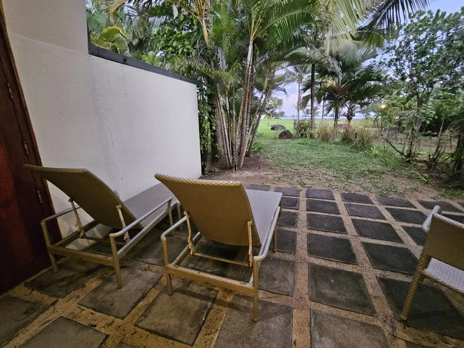 Tempat duduk di luar ruangan