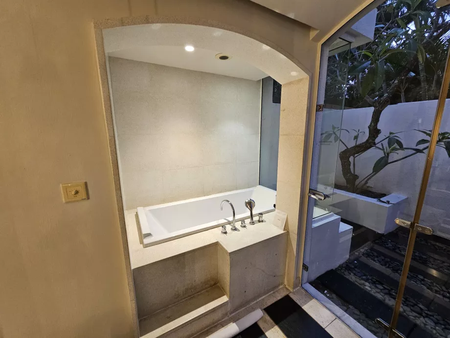 Kamar mandi, bak mandi