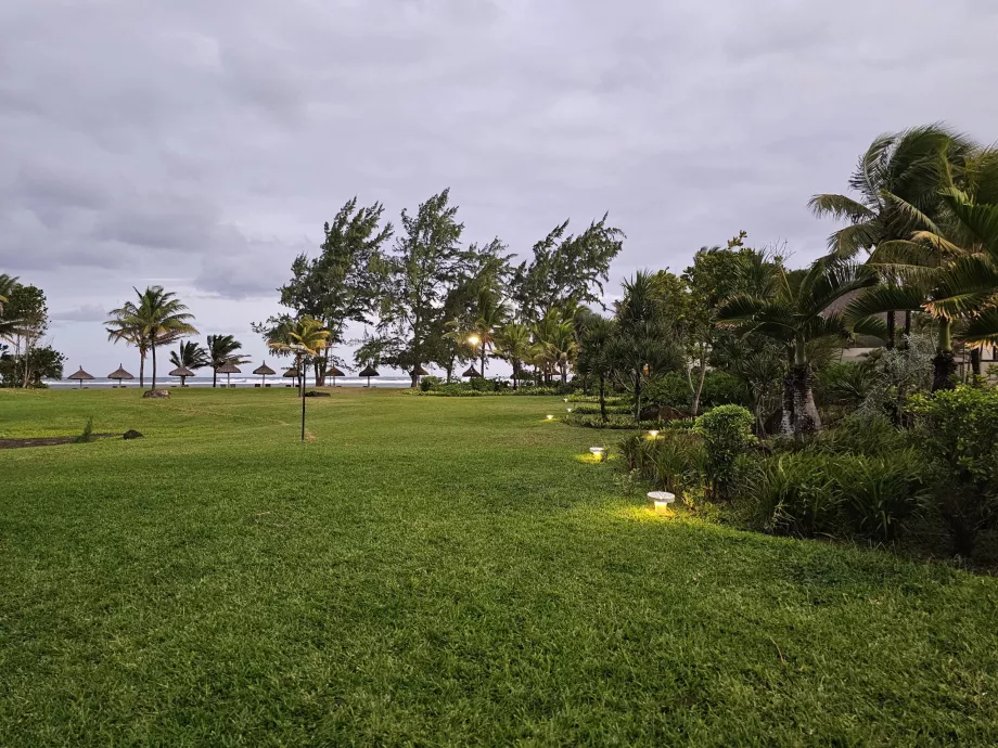Taman di antara kamar dan pantai