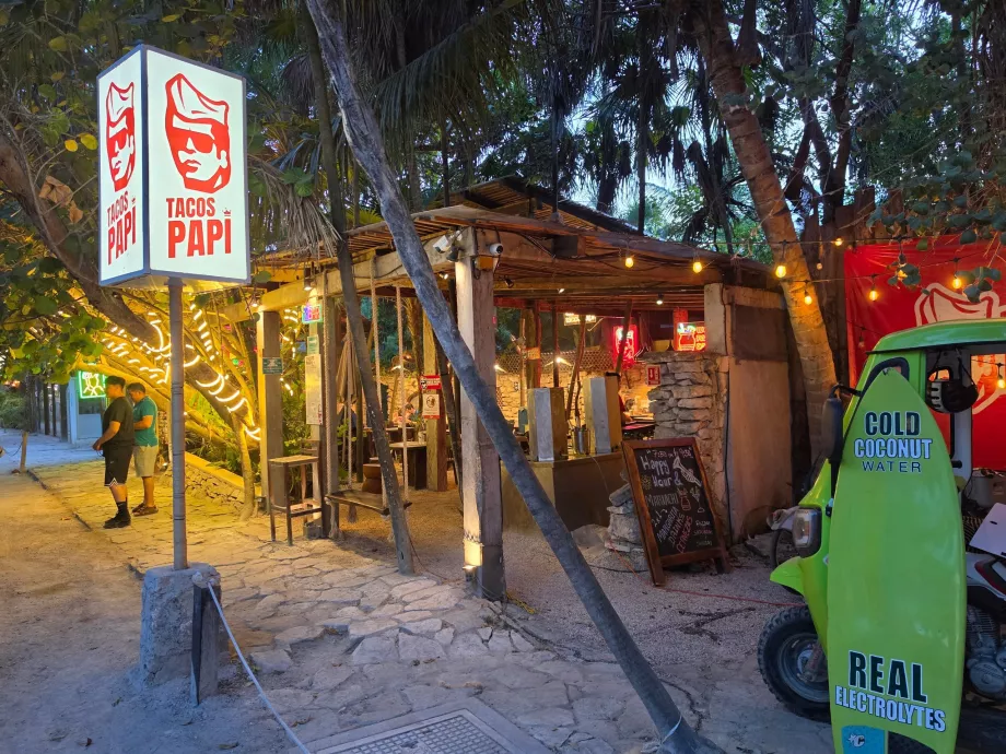 Taco di jalan utama di Tulum