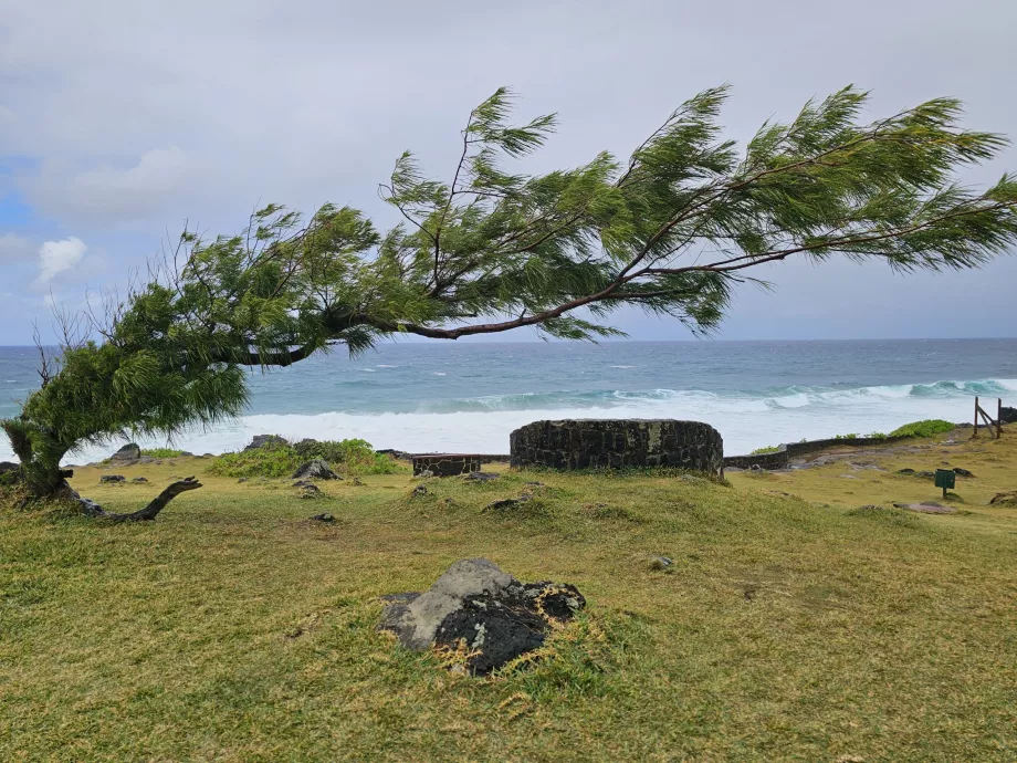 Tebing-tebing di Pantai Gris Gris