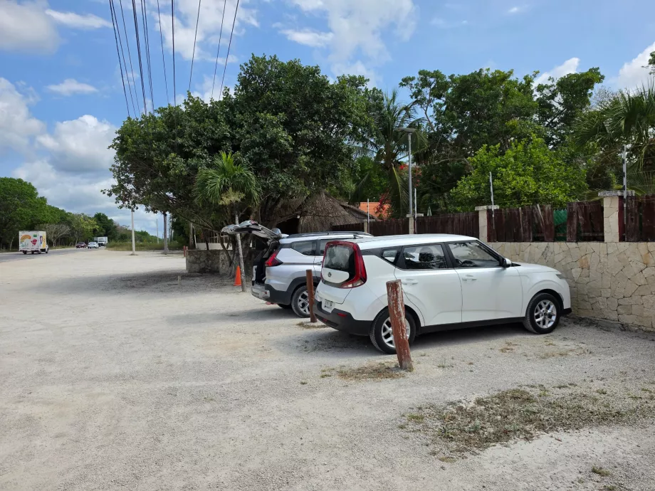 Tempat parkir di Gran Cenote